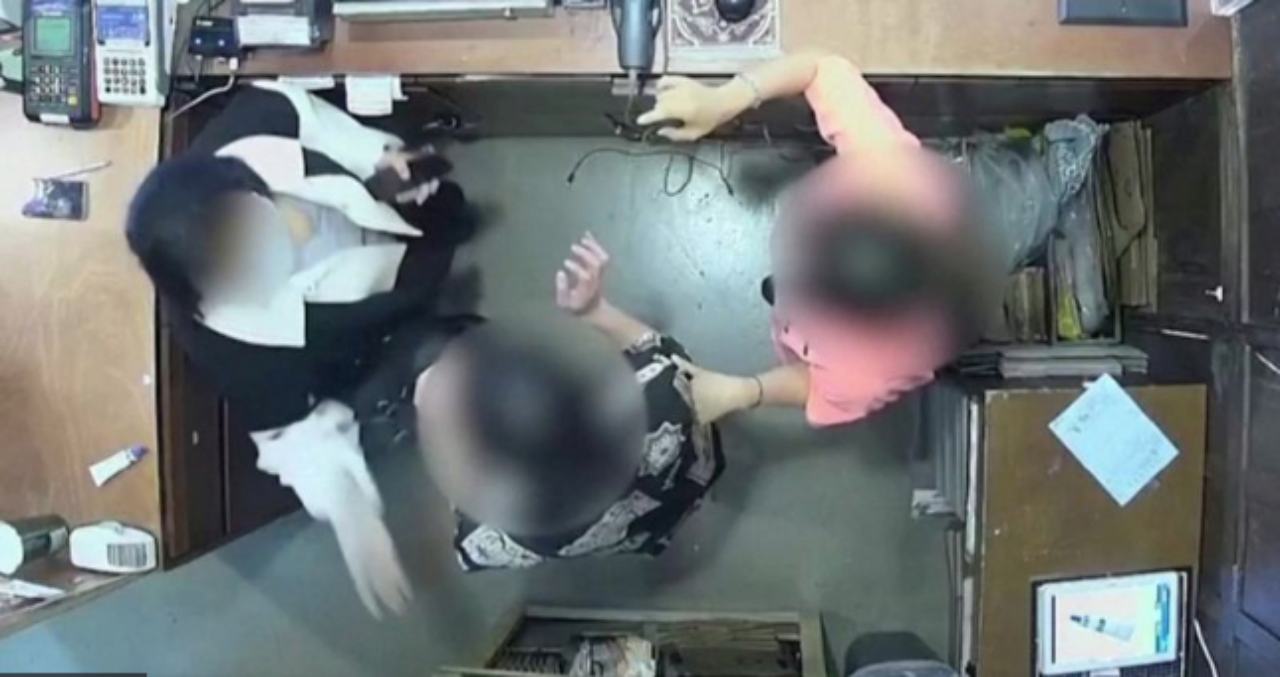 Скріншот з відео В Південній Кореї дружина бельгійського посла напала на продавця магазину. Відео