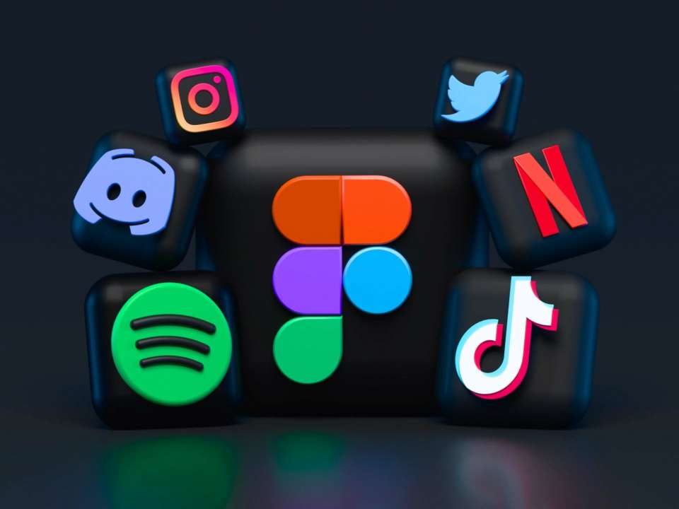 Самые популярные песни серди украинцев. Фото: Unspplash/Автор- Alexander Shatov Apple Music Топ-100