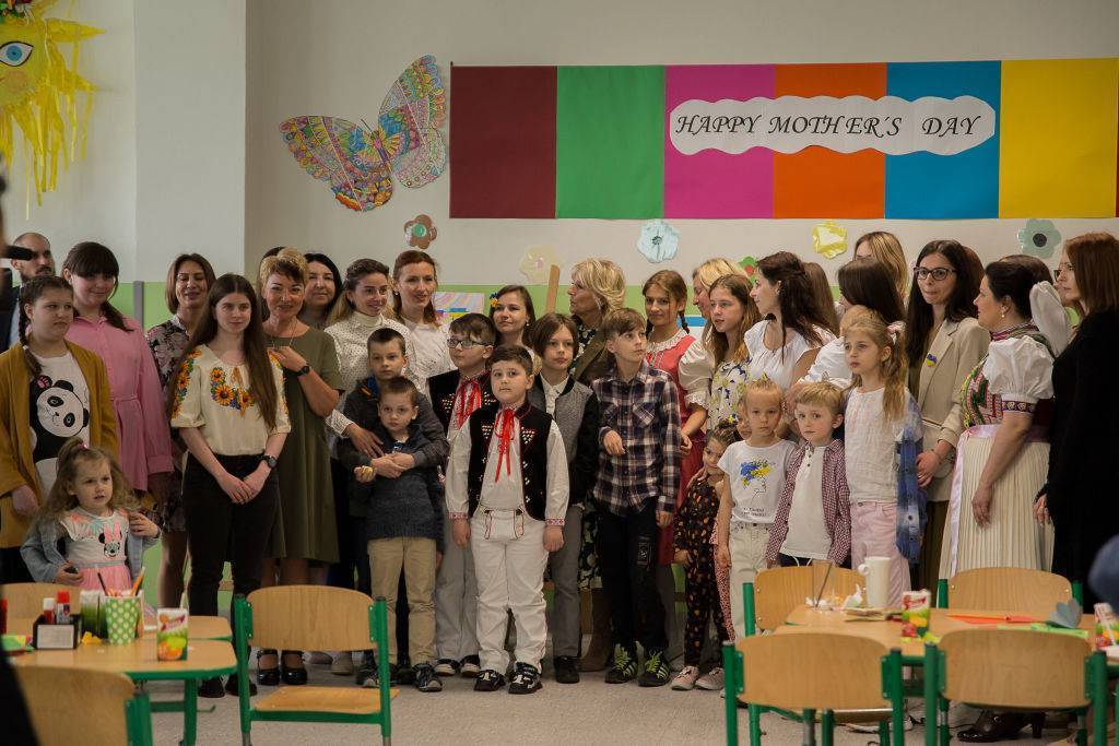 Джілл Байден поспілкувалася з українськими біженцями/Фото: Getty Images Джілл Байден поспілкувалася з українськими біженцями/Фото: Getty Images