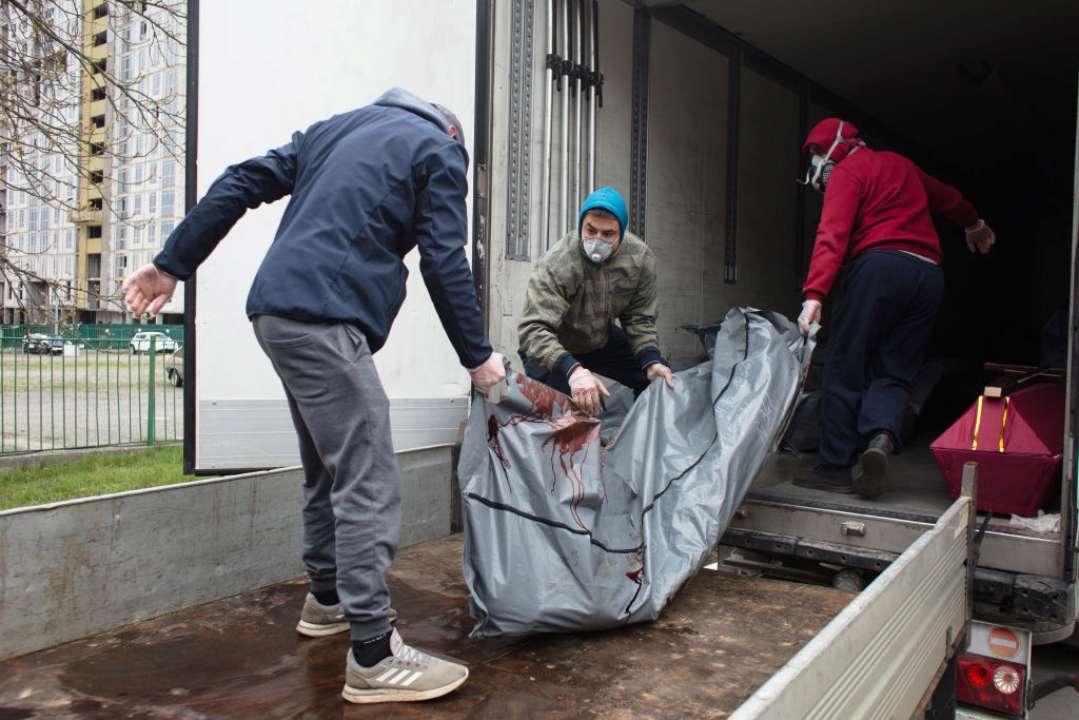 У Маріуполі окупанти зупинили ексгумацію тіл та перепоховання вбитих українців/Фото: Getty Images