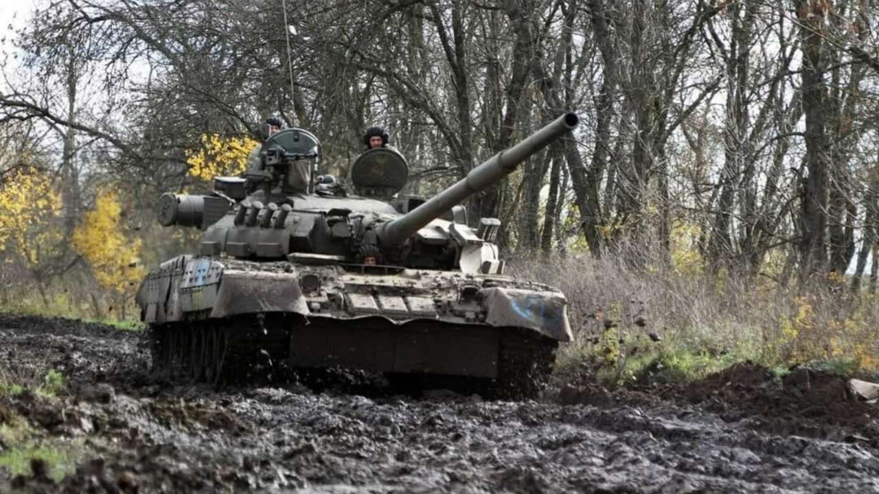 военный в танке