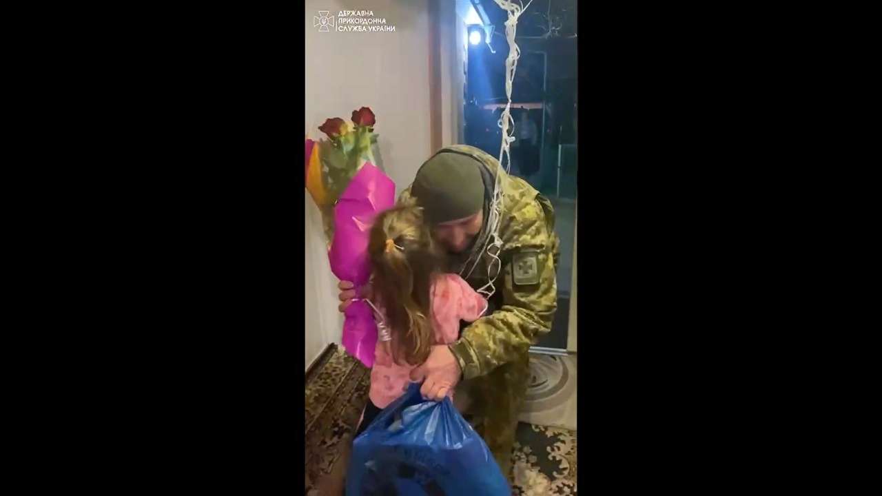 Девочка трогательно встретила своего дедушку-пограничника: милое видео