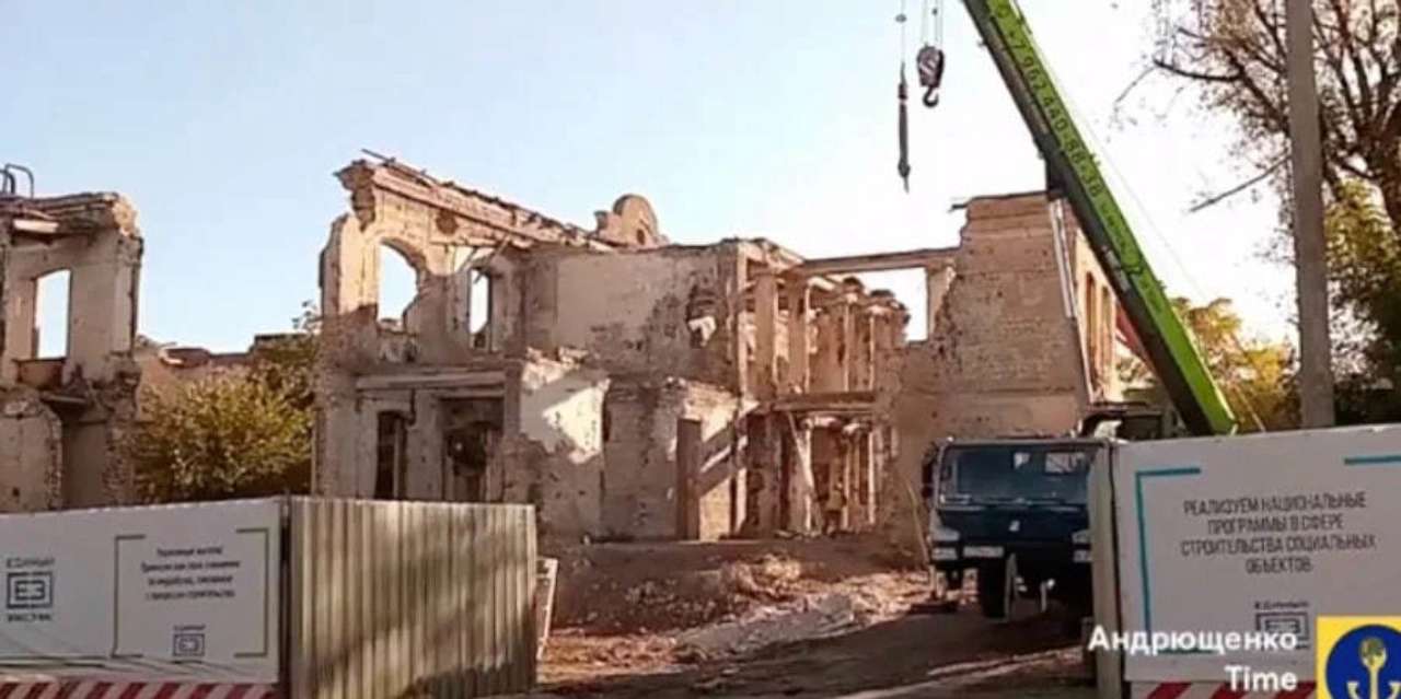 в Мариуполе оккупанты снесли дом первой Мариинской женской гимназии/Фото: скриншот Уничтожают историю: в Мариуполе оккупанты снесли дом первой Мариинской женской гимназии