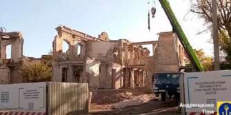 у Маріуполі окупанти знесли будинок першої Маріїнської жіночої гімназії/Фото: скріншот Нищать історію: у Маріуполі окупанти знесли будинок першої Маріїнської жіночої гімназії