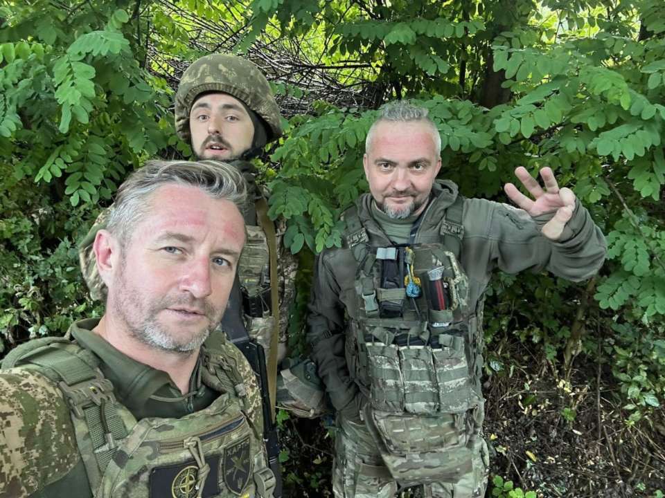 Сергій Жадан поділився свіжим фото з побратимами / Фото: Instagram/serhiy_zhadan Проходить активну підготовку: Сергій Жадан поділився свіжим фото з побратимами