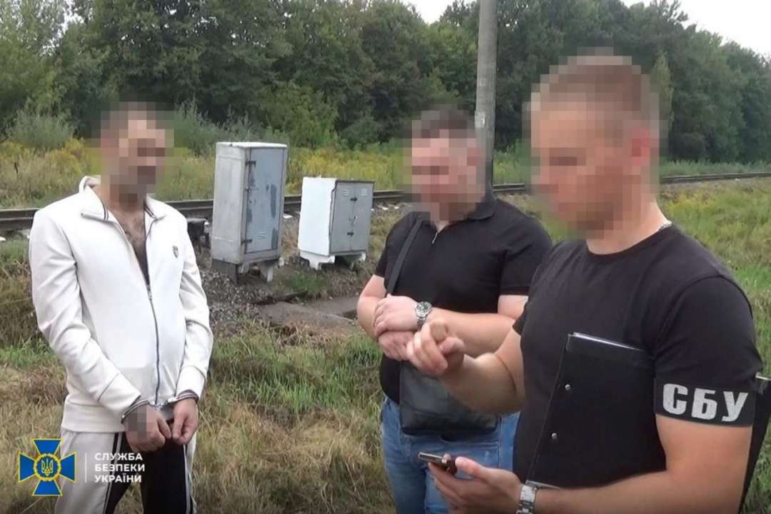 Правоохоронці затримали підпалювачів відділення "Укрпошти" та релейних шаф УЗ Правоохоронці затримали підпалювачів відділення "Укрпошти" та релейних шаф УЗ