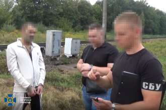 Правоохоронці затримали підпалювачів відділення "Укрпошти" та релейних шаф УЗ Правоохоронці затримали підпалювачів відділення "Укрпошти" та релейних шаф УЗ