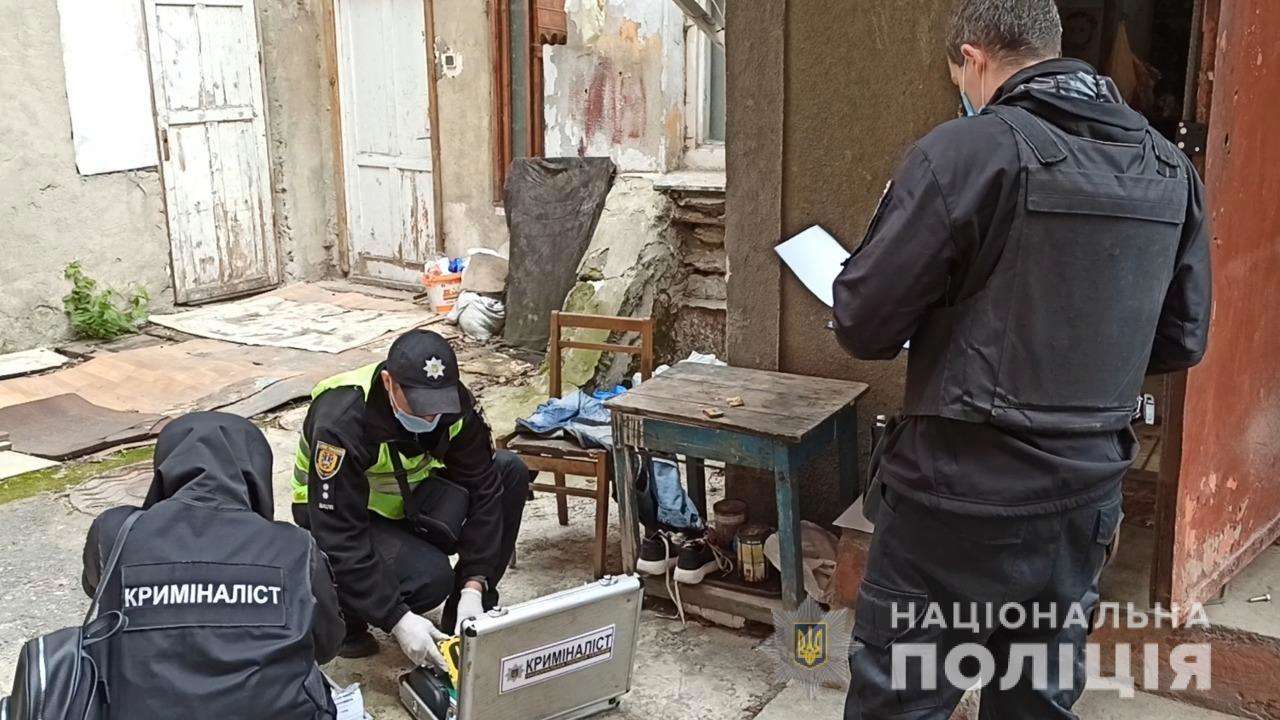 Фото: Национальная полиция Жестокое убийство с ограблением в Одессе: тело мужчины нашли в диване