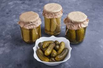 Пошаговый рецепт маринованных огурцов с горчицей на зиму / Фото: azerbaijan_stockers/Freepik Пошаговый рецепт маринованных огурцов с горчицей на зиму / Фото: azerbaijan_stockers/Freepik