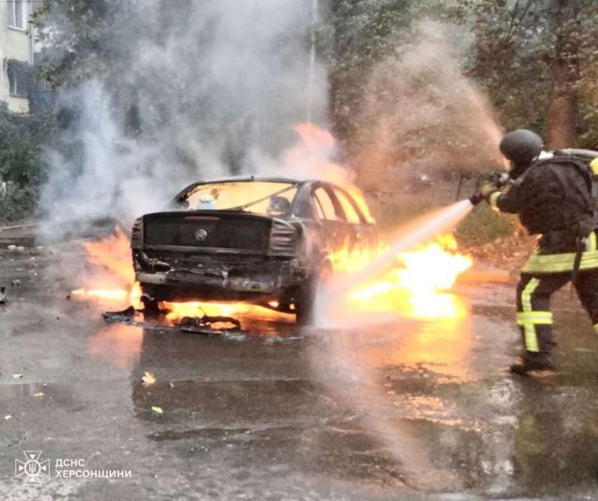 Очередная атака дрона в Херсоне: загорелся автомобиль/Фото: ГСЧС Очередная атака дрона в Херсоне: загорелся автомобиль/Фото: ГСЧС