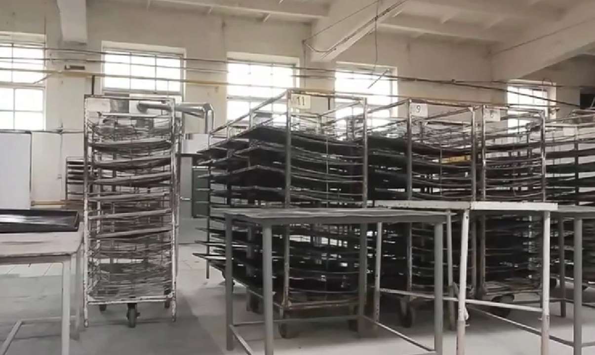 Пустые хлебные стеллажи
