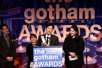 "Игра в кальмара" стала сериалом года по версии независимой кинопремии Gotham Awards / Фото: Dimitrios Kambouris / Getty Images Кинопремия Gotham Awards назвала "Игру в кальмара" лучшим сериалом года