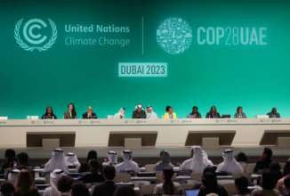 Участники климатической конференции COP28 приняли соглашение об отказе от ископаемого топлива/Фото: Sean Gallup/Getty Images конференция COP28