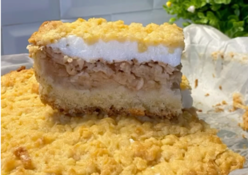 Вкусно, как в детстве: пирог с яблоками и нежным белковым слоем