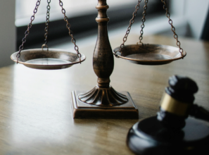 Суд разрешил рассматривать дело о растрате 225 млн грн средств завода "Артем" в специальном порядке/Фото: pexels Суд принял рассмотрение дела о растрате 225 млн грн средств завода "Артем" в специальном порядке