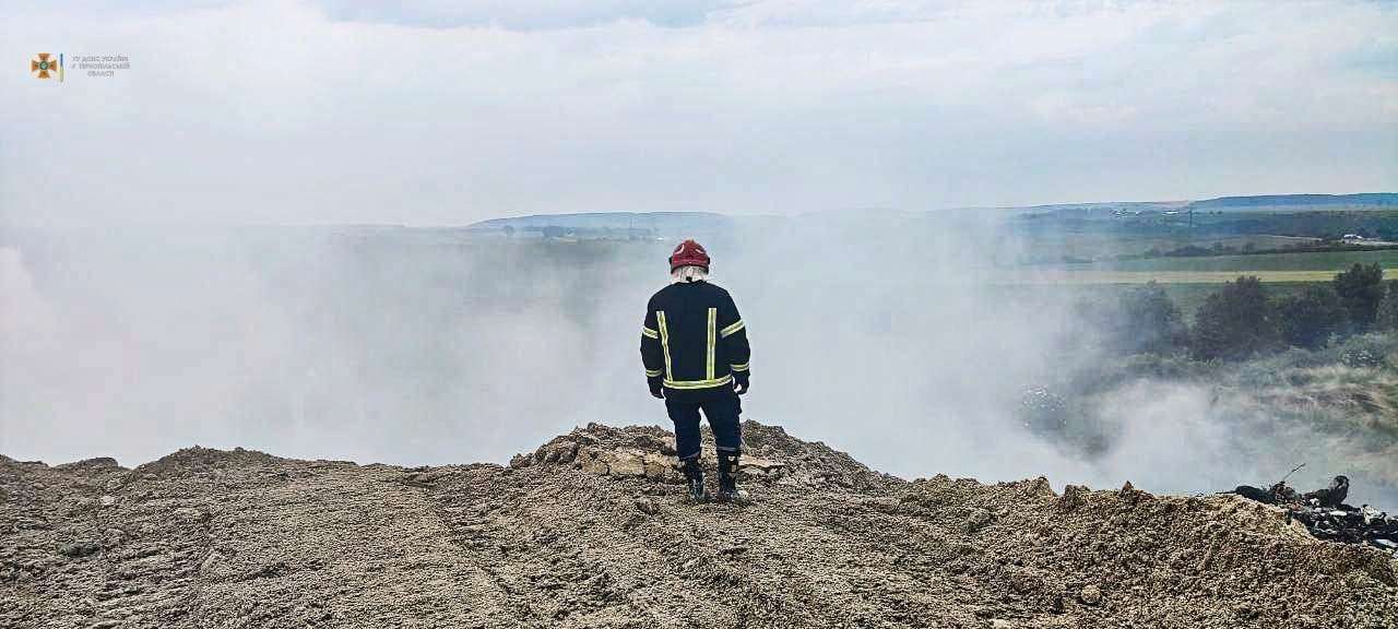 Фото: ГСЧС Спасатели вторые сутки борются с пожаром на свалке в Тернопольской области. Фото