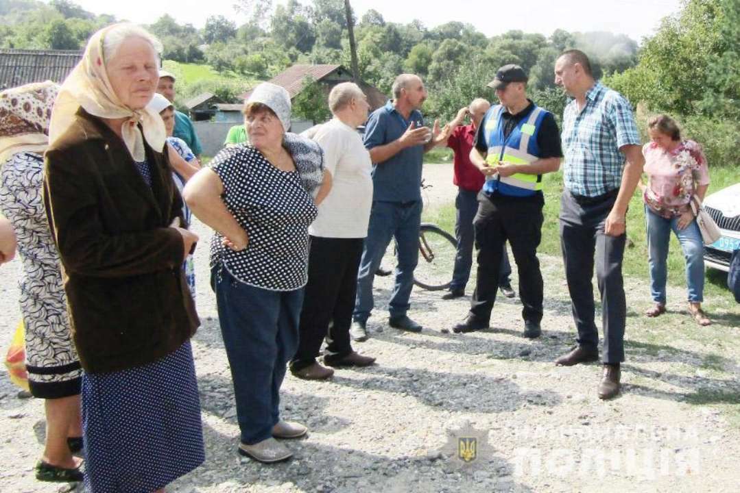 В Хмельницкой области жители села решили собственноручно снести новую вышку связи