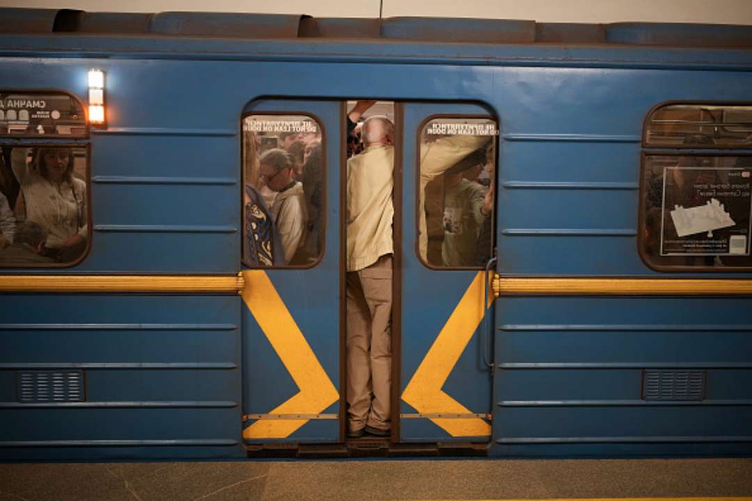У Києві запрацюють дві станції метро, які були зачинені з лютого/Фото: Christopher Furlong/Getty Images У Києві запрацюють станції метро, які були зачинені від 24 лютого: дата відкриття
