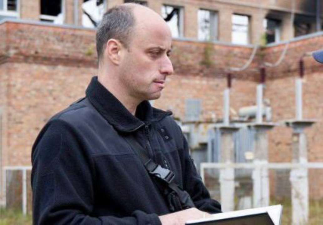 До військових злочинів відносять: згвалтування, вбивства цивільного населення, тортури полонених та цивільних, депортацію українських дітей