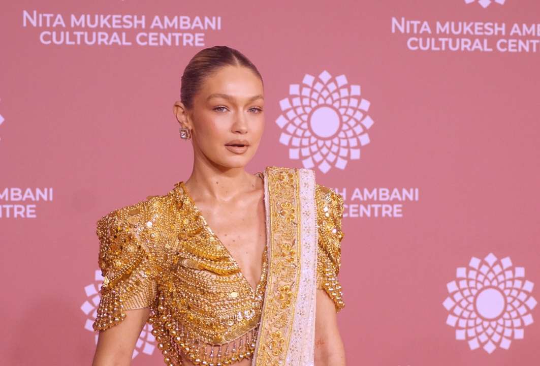 Джиджи поразила новым выходом / Фото: Getty Images Супермодель Джиджи Хадид поразила публику новым выходом в индийском сари