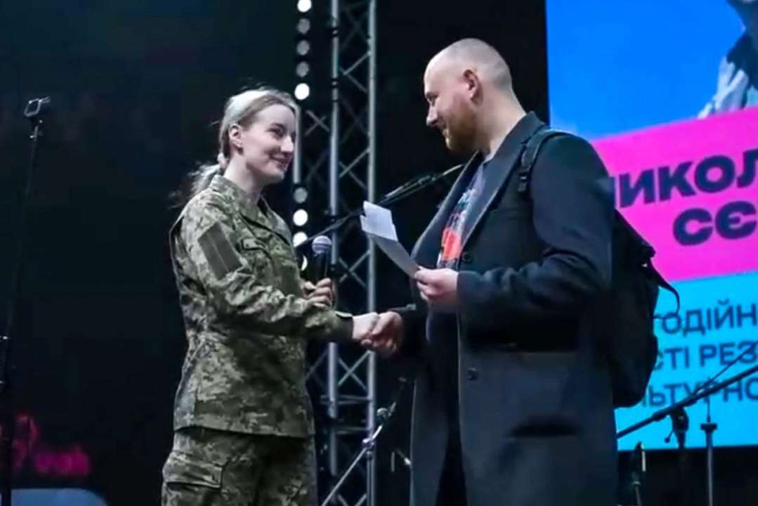 Відомому художнику видали повістку на сцені "Культурного десанту" / Скриншот з відео Який час, така й романтика: художнику зробили неочікувану пропозицію на сцені "Культурного десанту"