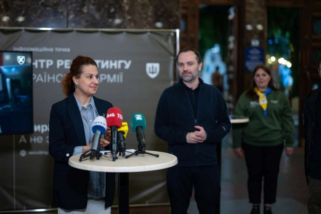 Тут спеціально навчені працівники Укрзалізниці надаватимуть інформацію щодо вакансій у ЗСУ та відповідатимуть на поширені питання про посади у військових підрозділах Тут спеціально навчені працівники Укрзалізниці надаватимуть інформацію щодо вакансій у ЗСУ та відповідатимуть на поширені питання про посади у військових підрозділах