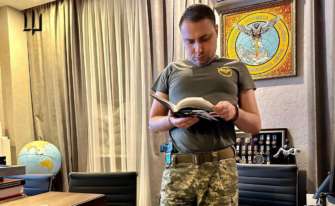 Кирило Буданов із подарованою книгою / Фото: офіційний акаунт у Facebook Буданов поповнив свою бібліотеку книгами з "Книжкового Арсеналу"