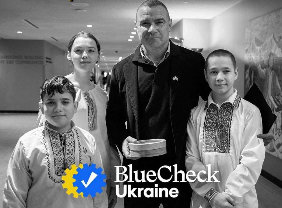 Лієв Шрайбер з українськими дітьми / Фото: instagram.com/lievschreiber Лієв Шрайбер і Джулія Гаарт зібрали понад мільйон гривень на допомогу українським дітям