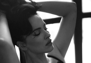 instagram.com/da_astafieva Сексуальна Даша Астаф'єва в ліжку показала пишні груди