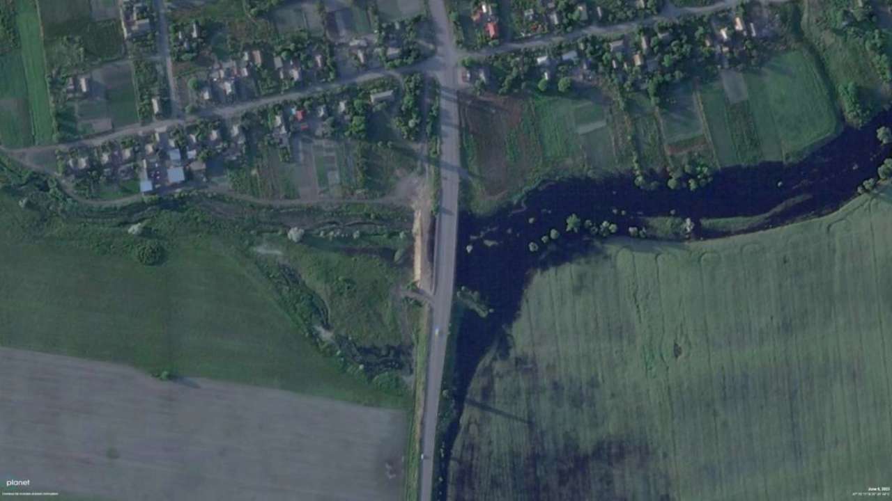 Оккупанты построили дамбу в окрестностях Токмака/Фото: Planet