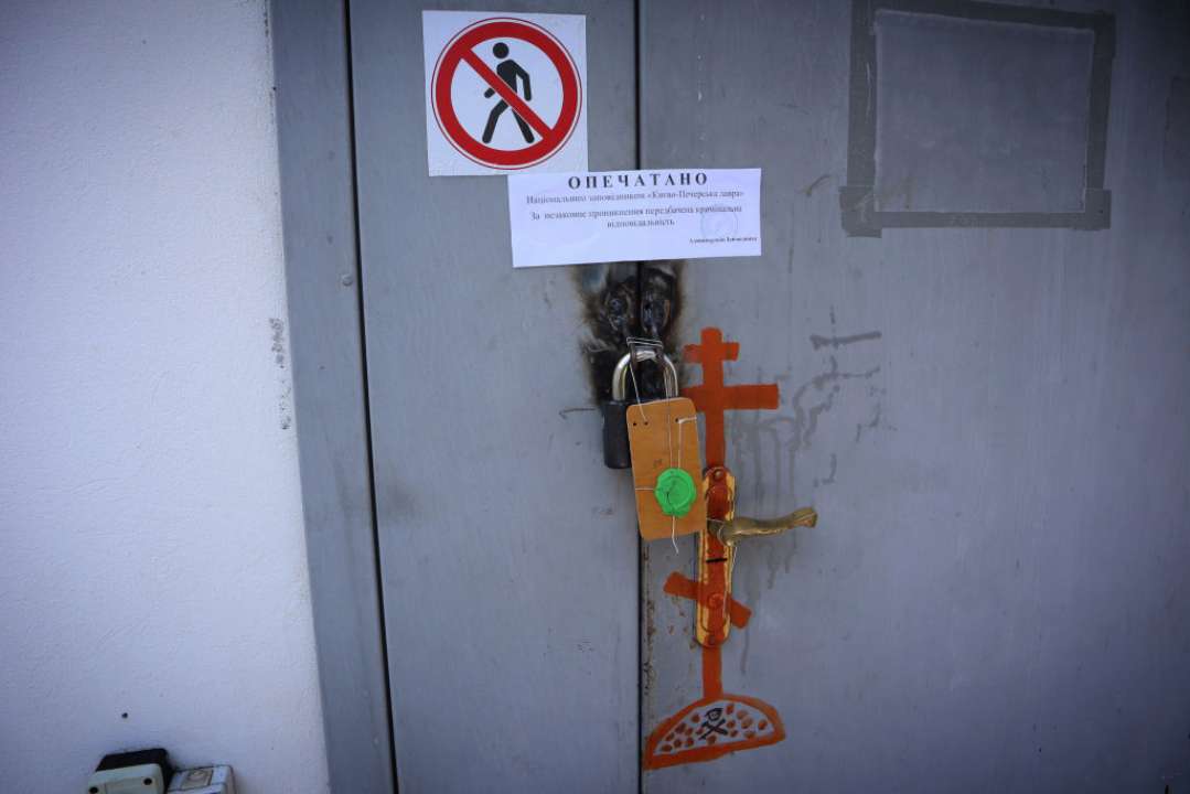 В Киево-Печерской лавре комиссии с правоохранителями удалось освободить забаррикадированных "верующих"/Фото: Getty Images