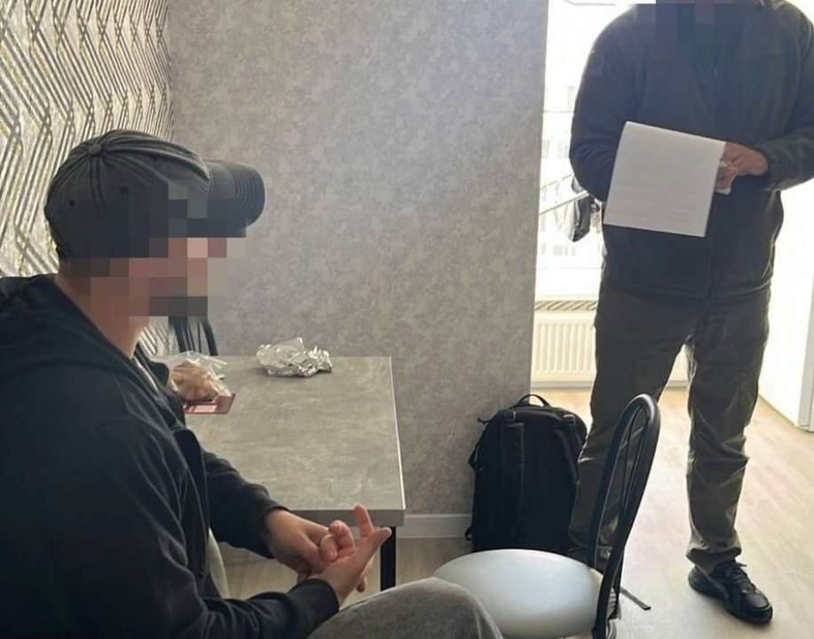 Правоохоронці знайшли та затримали військовослужбовця, який оголосив публічно про дезертирство / Фото: t.me/DBRgovua Правоохоронці знайшли та затримали військовослужбовця, який оголосив публічно про дезертирство / Фото: t.me/DBRgovua