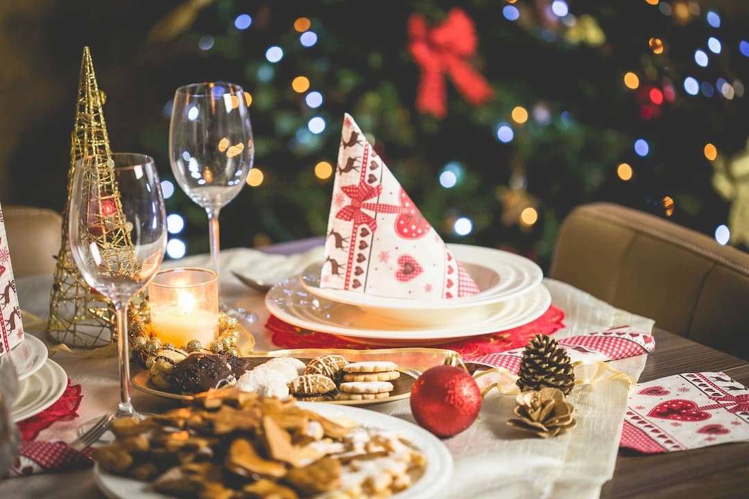 Складываем красиво салфетки на праздничный стол/Фото: Pexels Как красиво сложить салфетки на праздничный стол: 11 способов