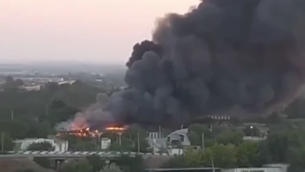 Столб черного дыма от пожара в Крыму