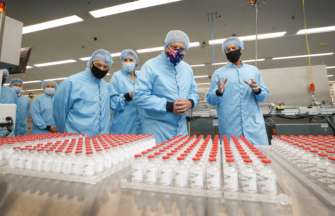 Индия уничтожает 100 миллионов доз вакцины от AstraZeneca/Фото: Getty Images Производство вакцины AstraZeneca