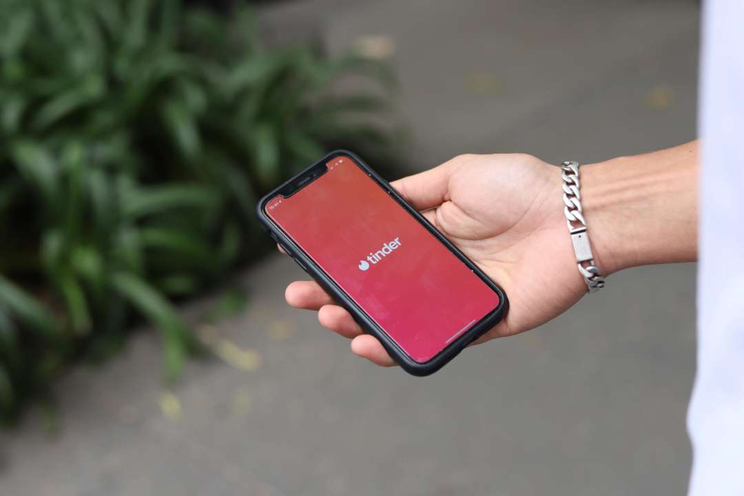 Додаток за допомогою ШІ створює ідеальні фото користувачів для Tinder/Фото: Good Faces Agency/Unsplash Смартфон із відкритим додатком Tinder