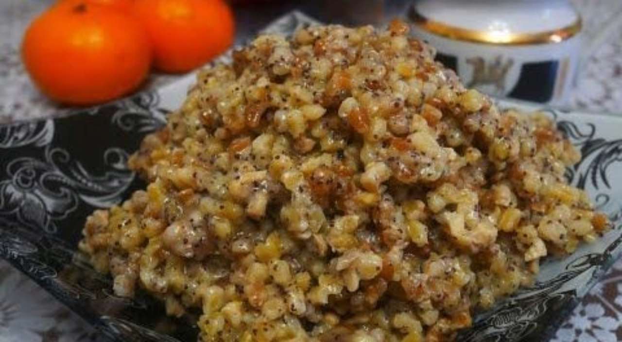 Рецепт куті з булгуром, горіхами та цукатами/Фото: скрін відео Швидкий рецепт на Святвечір: як приготувати кутю з булгуром та цукатами