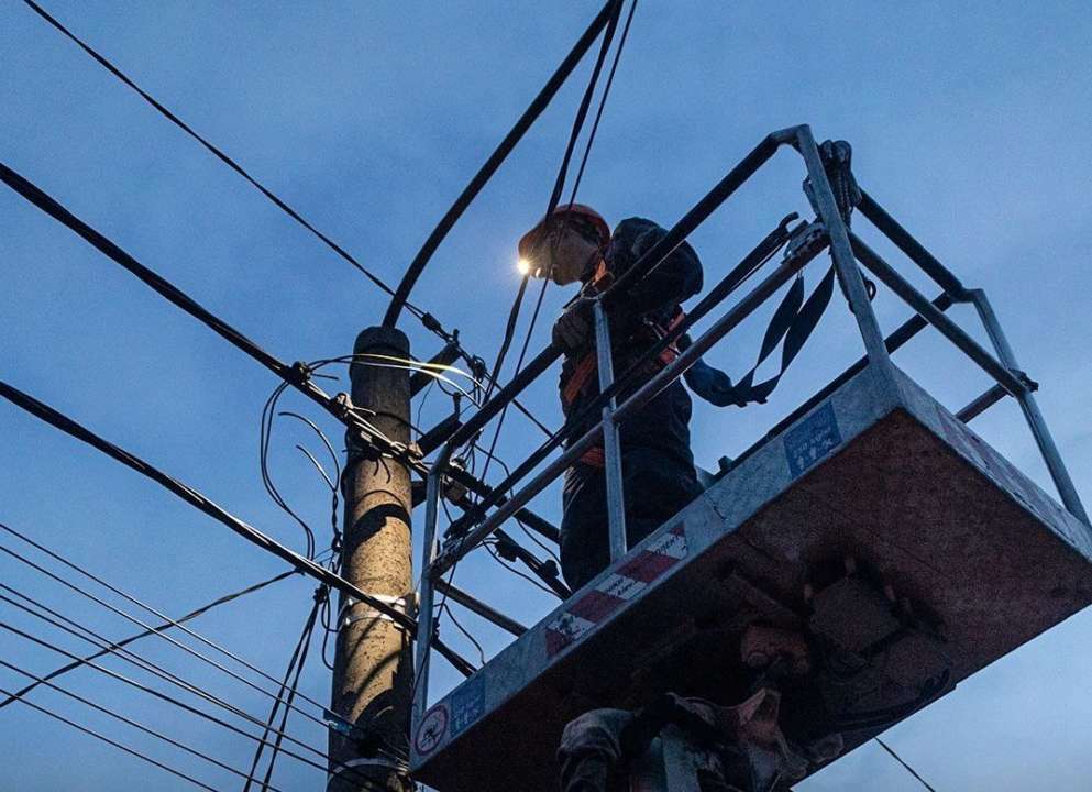 Как в домах украинцев появляется электричество / Фото: t.me/dtek_ua Как в домах украинцев появляется электричество / Фото: t.me/dtek_ua