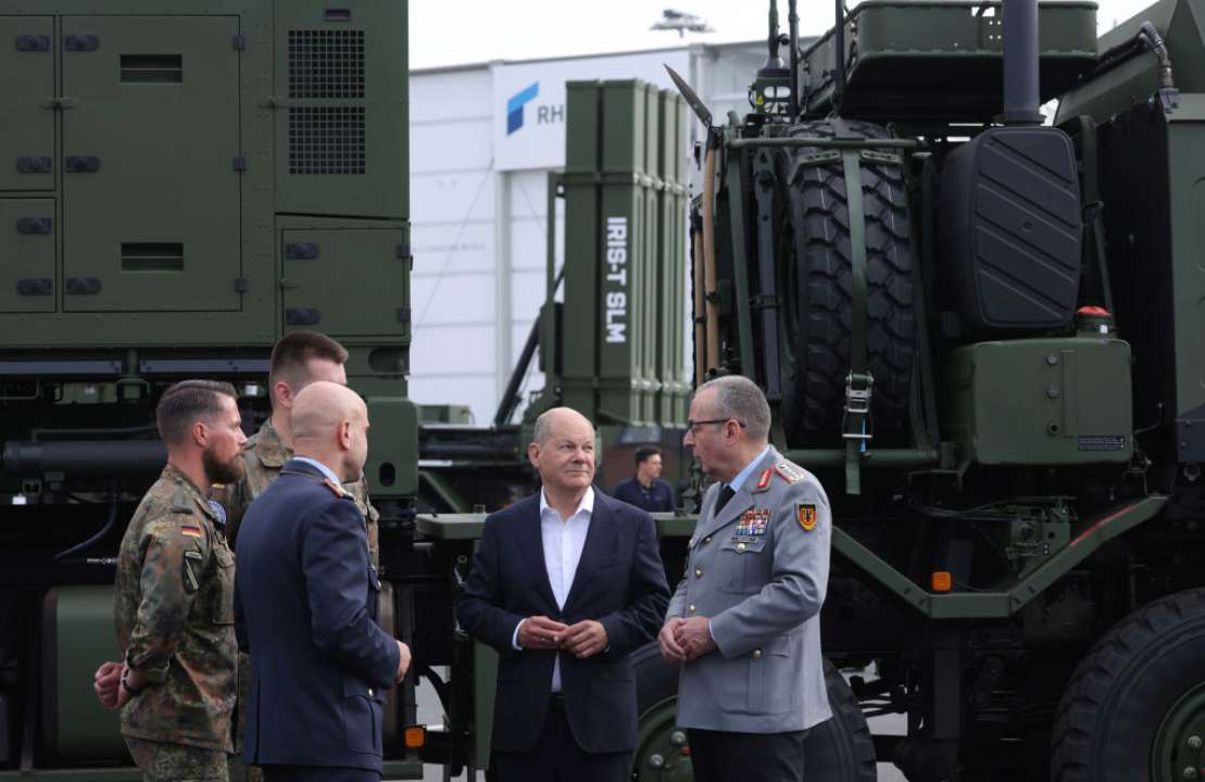Україна отримає ще 17 ЗРК IRIS-T для відбиття російських атак - Шольц/Фото: Getty Images Україна отримає ще 17 ЗРК IRIS-T для відбиття російських атак - Шольц/Фото: Getty Images