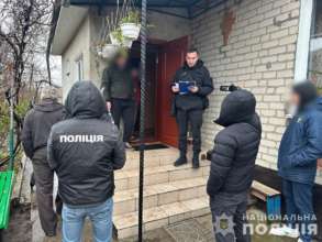 Участники преступной группы сливали топливо из локомотивов/Фото: Нацполиция Участники преступной группы сливали топливо из локомотивов/Фото: Нацполиция