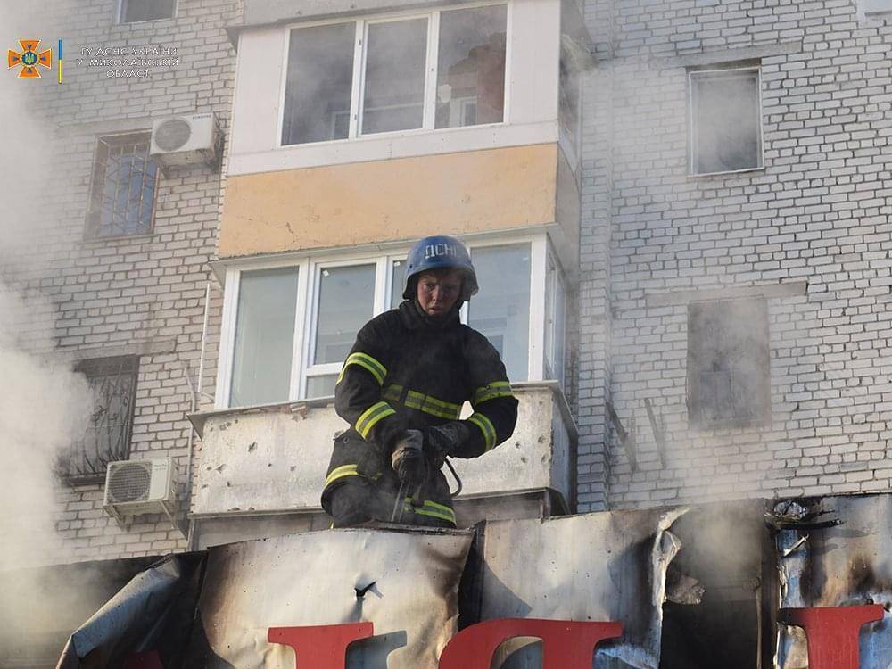 Обстрелы Николаева/Фото: ГСЧС Украины В результате обстрелов Николаева возник пожар в магазине и сгорел автомобиль. Фото