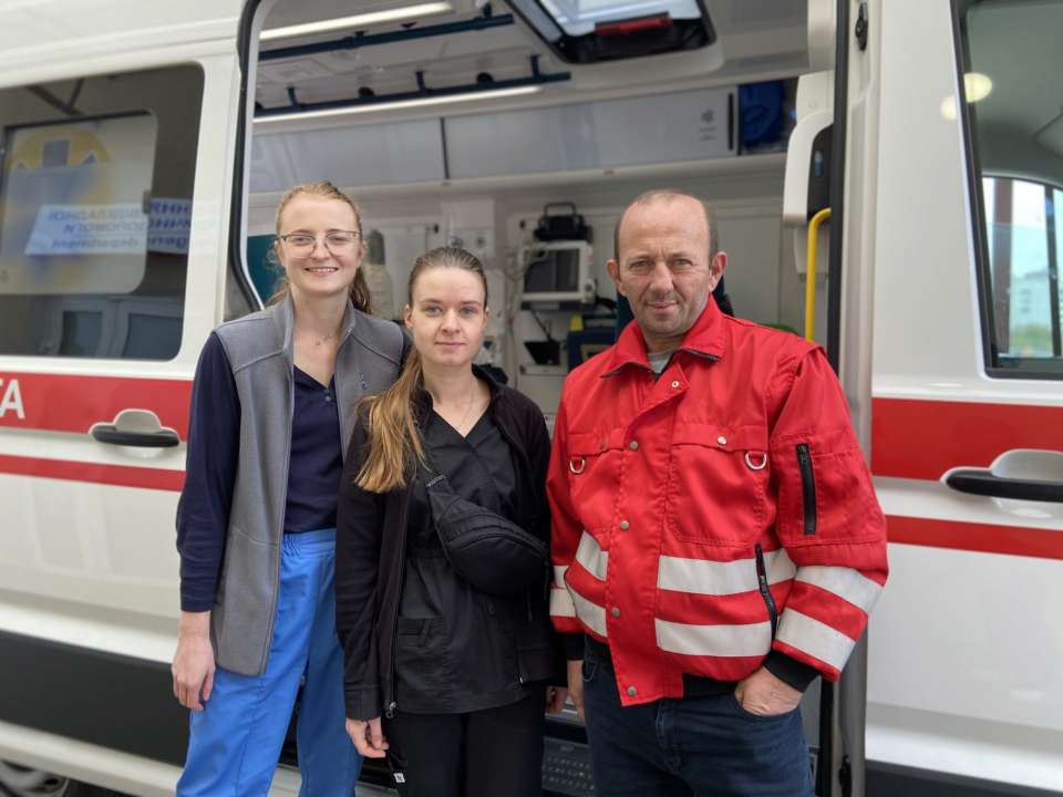 У Львові медики везли тяжкохвору українку 1300 км, щоб вона здійснила останню мрію/Фото: Facebook/Автор: Перше медичне об'єднання Львова Медики
