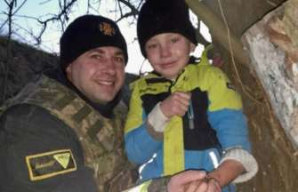 9-летний мальчик застрял в дереве, его спасли ГСЧС/Фото: Главное Управление ГСЧС Украины в Херсонской области/Facebook Опасное сокровище: ГСЧС спасли ребенка, который застрял в дупле дерева