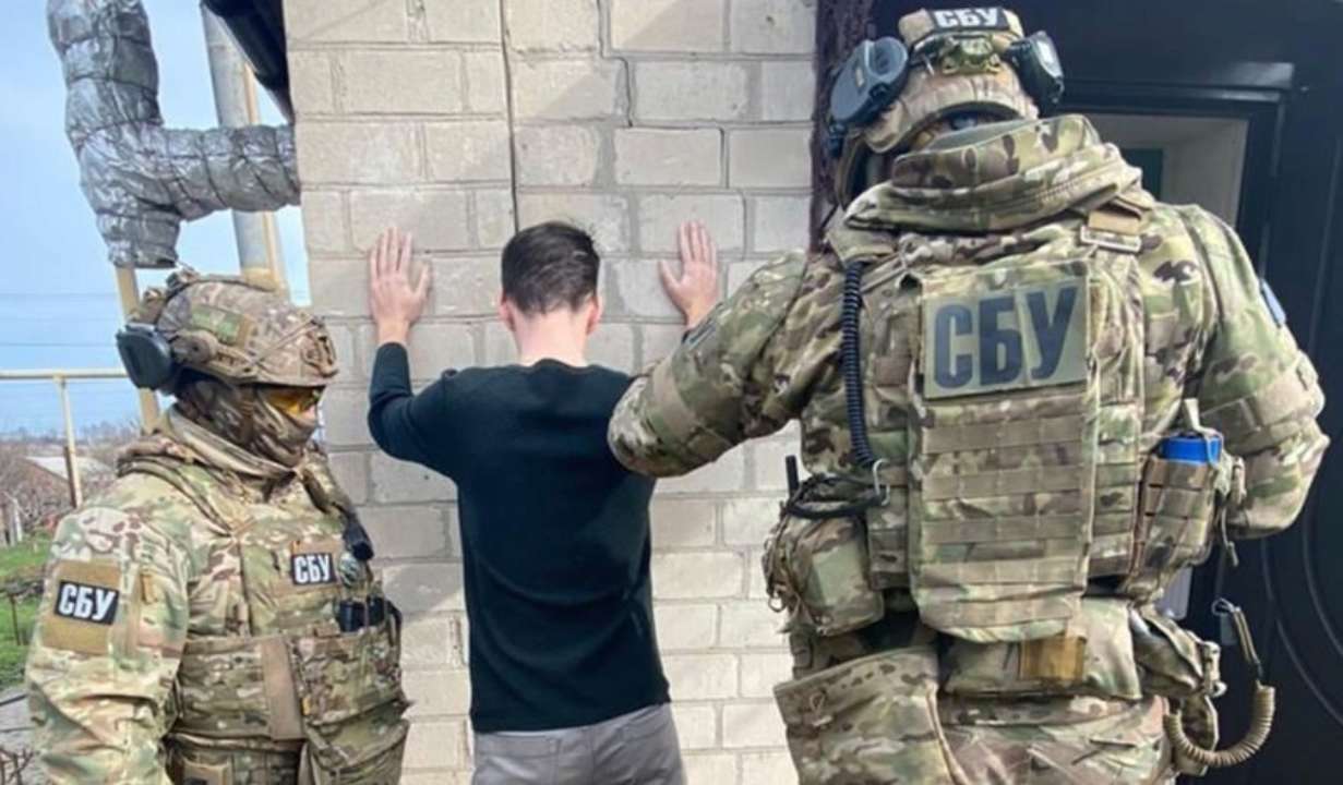 Служба безопасности разоблачила вражескую группировку/Фото: СБУ Изготавливали фальшивые визы и паспорта преступникам рф чтобы жить в Украине: СБУ накрыла дельцов