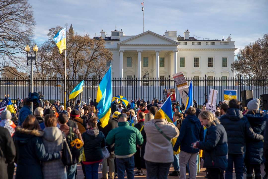Люди з українскими прапорами навпроти Білого дому