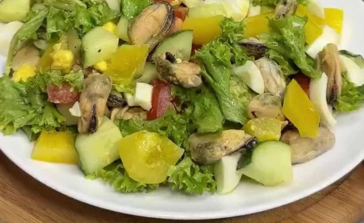 Салат з мідіями та овочами