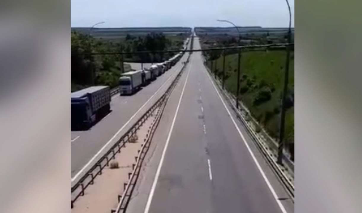 Водители устроили акцию протеста на трассе Киев-Одесса. Фото: Скриншот видео дальнобойщики протесты