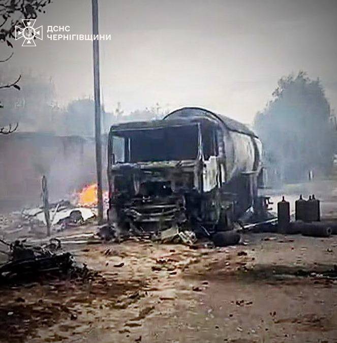 Последствия атаки Черниговской области/Фото: ГСЧС Последствия атаки Черниговской области/Фото: ГСЧС
