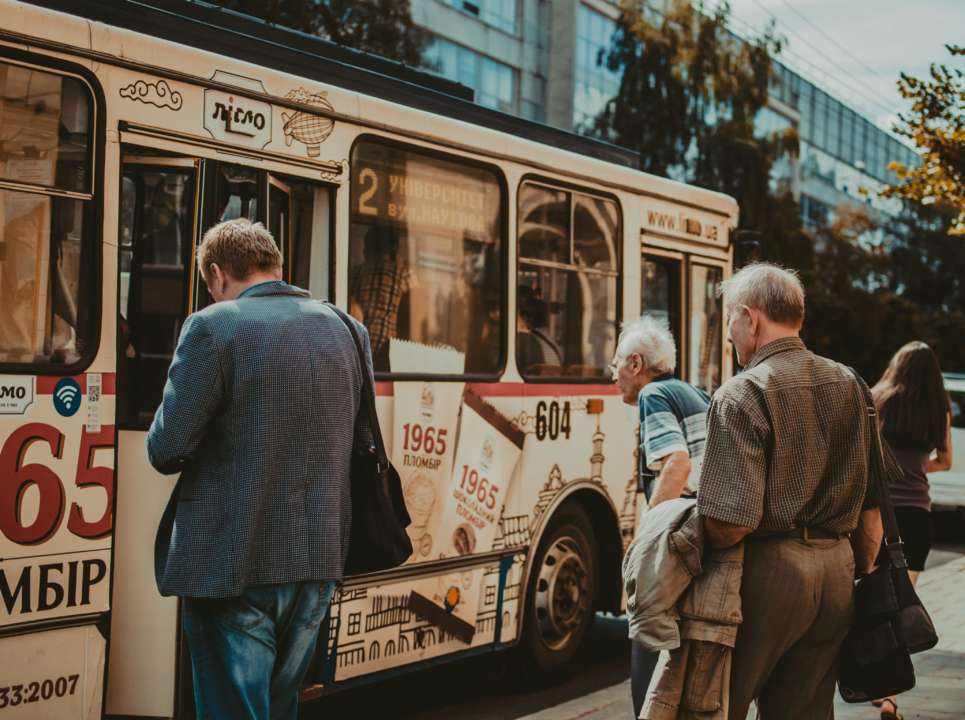 В Україні міста одне за одним підіймають тарифи на проїзд у громадському транспорті
