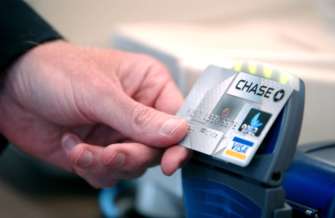 Фото: Getty Images/Автор - Thomas Cooper Mastercard отказались от использования магнитной ленты в своих карточках